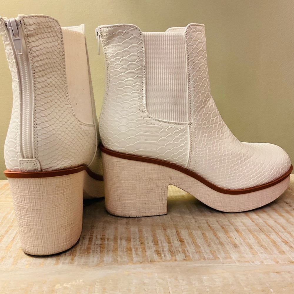 Pierre Dumas White Textured Ankle Booties - Picture 10 of 11